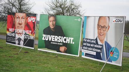 Wahlplakate mit den drei Kanzlerkandidaten Scholz, Habeck und Merz (von links nach rechts). 
