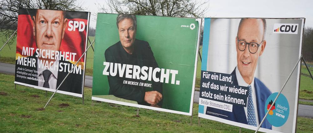 Wahlplakate mit den drei Kanzlerkandidaten Scholz, Habeck und Merz (von links nach rechts). 
