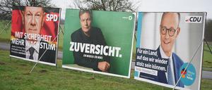 Wahlplakate mit den drei Kanzlerkandidaten Scholz, Habeck und Merz (von links nach rechts). 