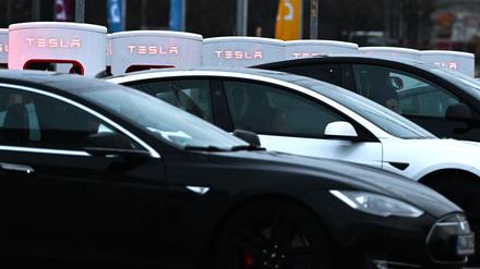 Der Absatz an Tesla-Autos ist in Deutschland stark eingebrochen.