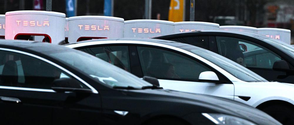 Der Absatz an Tesla-Autos ist in Deutschland stark eingebrochen.