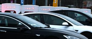 Der Absatz an Tesla-Autos ist in Deutschland stark eingebrochen.