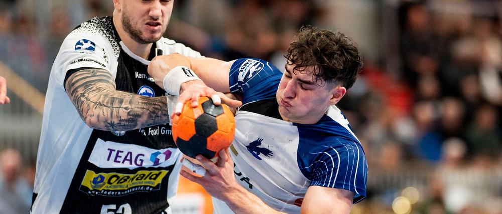 Elias Kofler (r) wechselt innerhalb der Bundesliga zum HSV Hamburg.