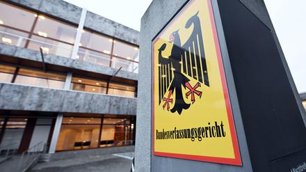 Ein Hinweisschild mit Bundesadler und dem Schriftzug „Bundesverfassungsgericht“ vor dem Gericht in Karlsruhe. 