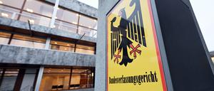 Ein Hinweisschild mit Bundesadler und dem Schriftzug „Bundesverfassungsgericht“ vor dem Gericht in Karlsruhe.