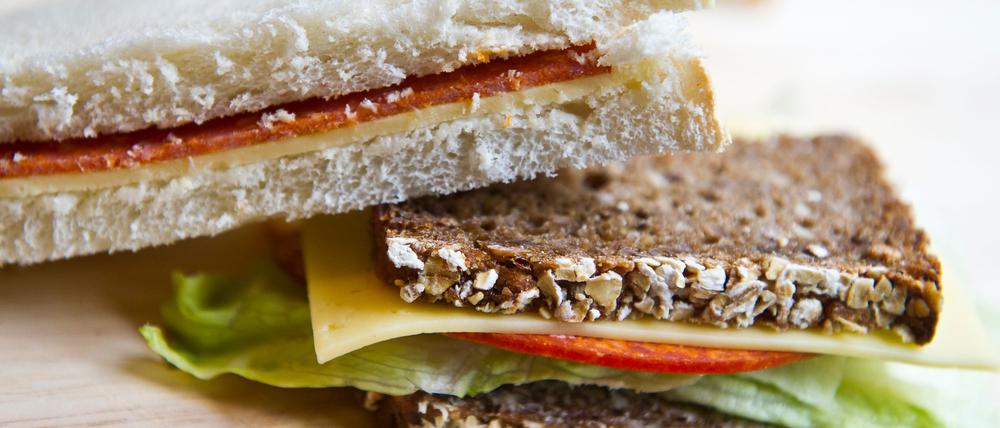 Vielfalt bei belegtem Brot: zwischen Vollkornbrot mit Käse und Salat und Toast mit Wurst und Käse. (Symbolbild)