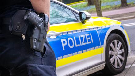 ARCHIV - 13.03.2024, Bremen: Ein Polizist im Einsatz. (zu dpa: «17-Jähriger nach schwerer Erpressung in Haft») Foto: Sina Schuldt/dpa +++ dpa-Bildfunk +++