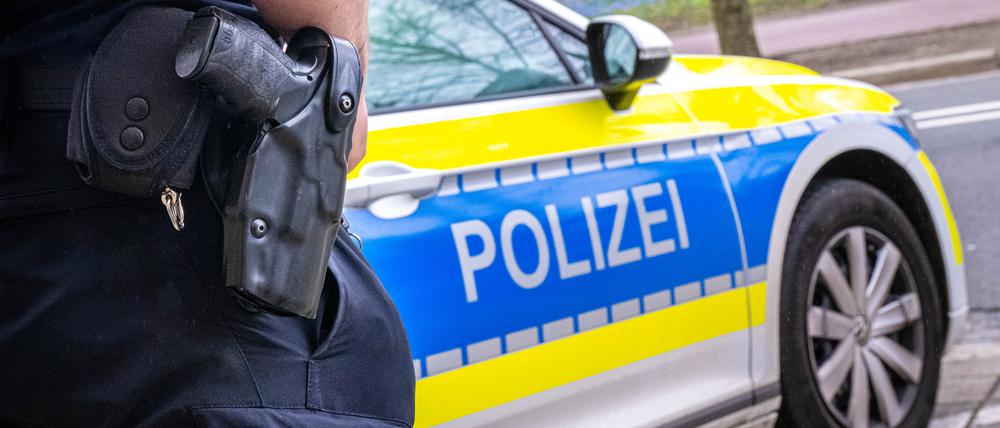 ARCHIV - 13.03.2024, Bremen: Ein Polizist im Einsatz. (zu dpa: «17-Jähriger nach schwerer Erpressung in Haft») Foto: Sina Schuldt/dpa +++ dpa-Bildfunk +++