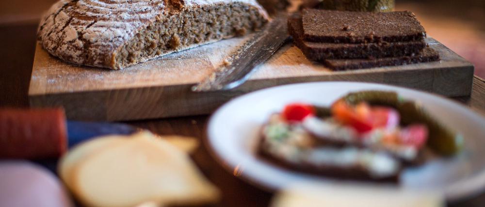 „Abendbrot“ wird in Deutschland oft das Abendessen genannt. Zu sich genommen wird es zwischen 17 und 19 Uhr. Stirbt es bald aus, wenn die jungen Leute von heute es weniger mögen als die älteren? (Symbolbild)