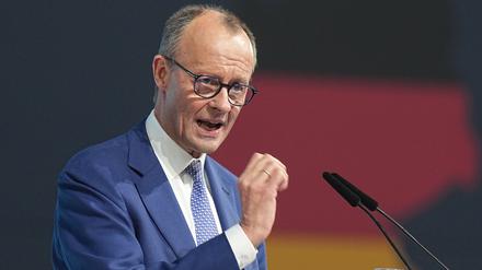 Er habe mit einiger Besorgnis gesehen, wie die FDP-Fraktion bei der Abstimmung über das „Zustrombegrenzungsgesetz“ auseinandergefallen sei, sagte Merz.