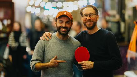 Waldemar Zeiler (rechts) und Kian Pariwar (links), Initiatoren des "Playdate" in der Markthalle Neun in Berlin-Kreuzberg.