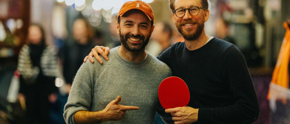 Waldemar Zeiler (rechts) und Kian Pariwar (links), Initiatoren des "Playdate" in der Markthalle Neun in Berlin-Kreuzberg.