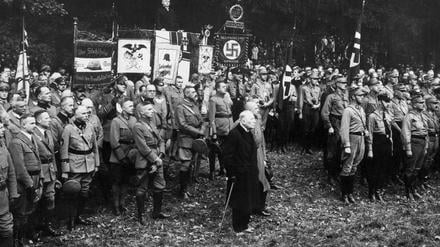 Orig. caption... HUGENBERG AUF DER TAGUNG IN BAD HARZBURG. Bad Harzburg. - During the Harzburger Tagung der nationalen Opposition on October 11, 1931, the parties present took part in a large national religious service. Bild zeigt: Domprediger D. Döhring Berlin während des Feldgottesdienst. - Die Kanzel ist omramt von den Bannern der erschienenen Verbände. 31 11 10 Note. B Doehring, 1879-1961, German theologian and politician DNVP. Stahlhelm, German national organization founded in 1918 for World War I frontline soldiers. Formed in various Nazi organizations during the 1920s and disbanded in 1935. DNVP, German National Party Standar Baner Hakkors Harzburger Front National Opposition NSDAP Field Services Symbols Iron Cross Deutschland PUBLICATIONxNOTxINxDENxNORxSWExFIN Copyright: xx OUTDOOR WORSHIP DURING CONGRESS IN BAD HARZBURG