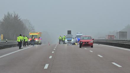 Polizei und Rettungsdienste stehen nach einem tödlichen Unfall auf der gesperrten Autobahn 2 bei Netzen.