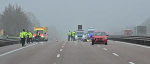 Polizei und Rettungsdienste stehen nach einem tödlichen Unfall auf der gesperrten Autobahn 2 bei Netzen.