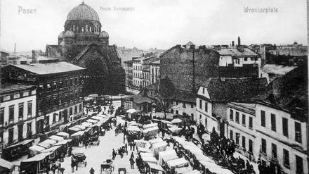Eine Postkarte von 1910 zeigt den Posener Marktplatz mit der Synagoge im Hintergrund.