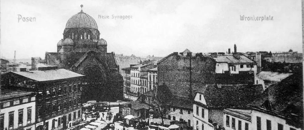 Eine Postkarte von 1910 zeigt den Posener Marktplatz mit der Synagoge im Hintergrund.