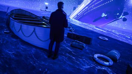 Ein kaltes Grab im Nordatlantik: Ein Ausstellungsbesucher sieht die „Titanic“ versinken. 