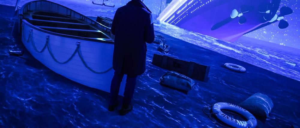 Ein kaltes Grab im Nordatlantik: Ein Ausstellungsbesucher sieht die „Titanic“ versinken.