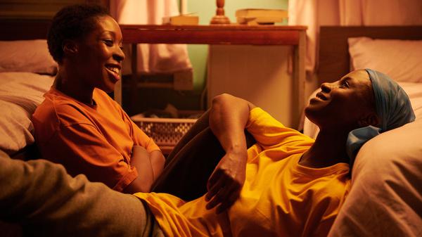 Film „Dreamers“ (von Joy Gharoro-Akpojotor) mit Ronkę Adékoluęjo und Ann Akinjirin. 