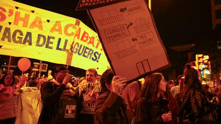 am 23. November 2024 demonstrieren Menschen in Spanien gegen Ferienunterkünfte. 