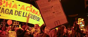 am 23. November 2024 demonstrieren Menschen in Spanien gegen Ferienunterkünfte. 