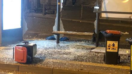 Symbolbild: Scherben von zertrümmerten Scheiben einer Bushaltestelle und umgefallene Mülltonnen in Frankfurt am 19.07.2020.