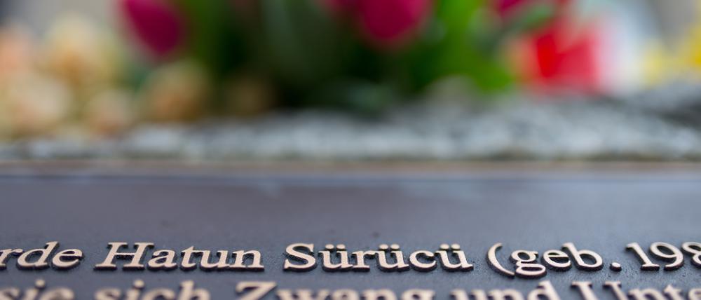 Der Name der erschossenen Hatun Sürücü steht auf einem Gedenkstein. Die aus einer streng muslimischen Familie stammende Sürücü war am 7. Februar 2005 einem sogenannten Ehrenmord zum Opfer gefallen.
