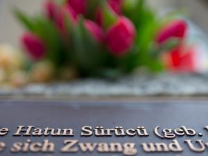 Der Name der erschossenen Hatun Sürücü steht auf einem Gedenkstein. Die aus einer streng muslimischen Familie stammende Sürücü war am 7. Februar 2005 einem sogenannten Ehrenmord zum Opfer gefallen. (zu «Gedenken an ermordete Hatun Sürücü») +++ dpa-Bildfunk +++