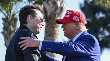 Der damals designierte US-Präsident Donald Trump begrüßt Elon Musk vor dem Start des sechsten Testflugs der SpaceX Starship-Rakete (Archivbild).
