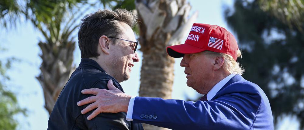 Der damals designierte US-Präsident Donald Trump begrüßt Elon Musk vor dem Start des sechsten Testflugs der SpaceX Starship-Rakete (Archivbild).