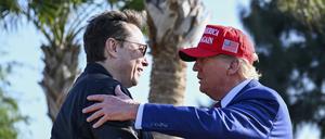 Der damals designierte US-Präsident Donald Trump begrüßt Elon Musk vor dem Start des sechsten Testflugs der SpaceX Starship-Rakete (Archivbild).
