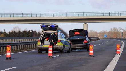 Polizisten stoppen den flüchtigen Autofahrer auf der Autobahn 31. 