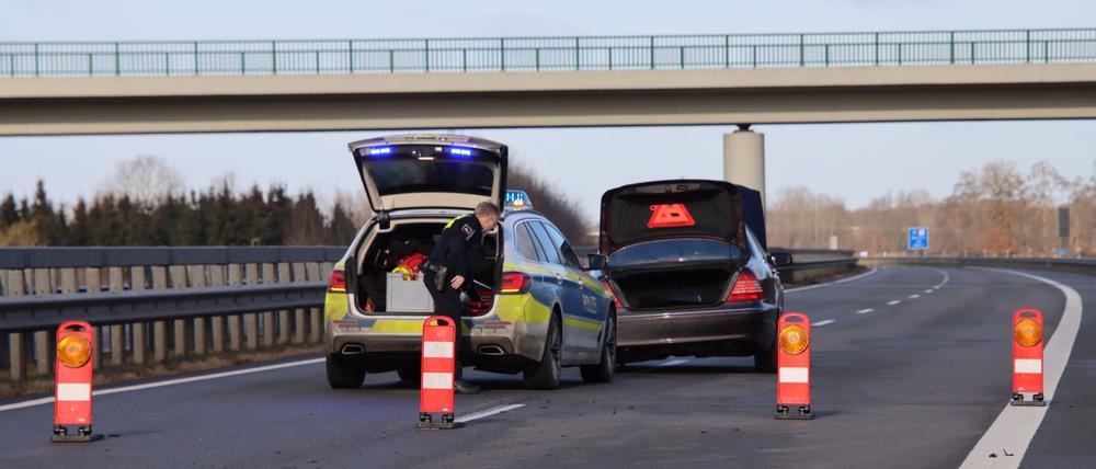 Polizisten stoppen den flüchtigen Autofahrer auf der Autobahn 31.