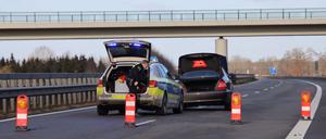 Polizisten stoppen den flüchtigen Autofahrer auf der Autobahn 31. 