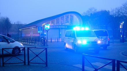 Am Donnerstag ist ein Mann gegen halb vier morgens nach Schüssen an einer Metrostation lebensgefährlich verletzt worden.