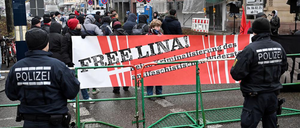 Vor dem BGH haben sich Sympathisanten zu einer Solidaritätskundgebung versammelt.