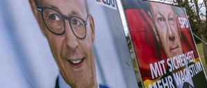 Wahlplakate zur Bundestagswahl 2025, links die CDU mit Friedrich Merz, rechts die SPD mit Olaf Scholz.
