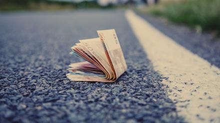 Die Berliner Politik gibt gern Geld für Gratis-Leistungen aus – und lässt genauso gern Geld  am Wegesrand liegen.