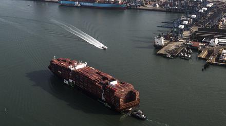 Ein Frachtschiff fährt neben dem Balboa-Hafen des Panamakanals (Symbolbild).