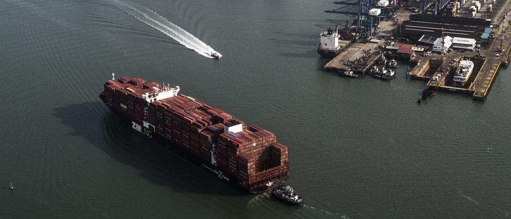 10.12.2022, Panama, Panama-Stadt: Ein Frachtschiff fährt neben dem Balboa-Hafen des Panamakanals, der von der Panama Ports Company betrieben wird. Foto: Matias Delacroix/AP/dpa +++ dpa-Bildfunk +++