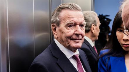Altkanzler Gerhard Schröder im Oberverwaltungsgericht Berlin-Brandenburg nach der mündlichen Verhandlung im Prozess um den Verlust seines Büros im Bundestag.