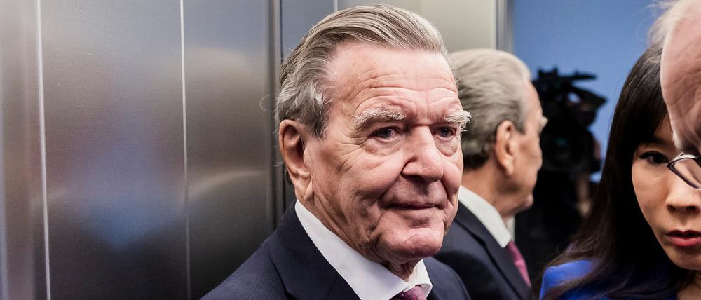 Altkanzler Gerhard Schröder im Oberverwaltungsgericht Berlin-Brandenburg nach der mündlichen Verhandlung im Prozess um den Verlust seines Büros im Bundestag.