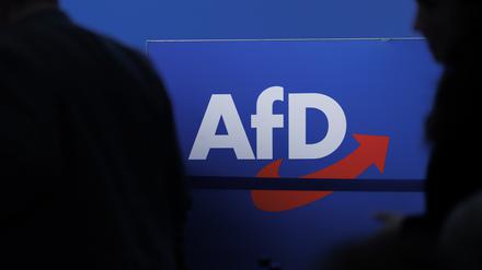 ARCHIV - 28.07.2023, Sachsen-Anhalt, Magdeburg: Delegierte gehen vor dem Parteilogo bei dem AfD-Bundesparteitag in Magdeburg. (zu dpa: «Thüringer AfD-Großspender: Ich war kein Strohmann») Foto: Carsten Koall/dpa +++ dpa-Bildfunk +++