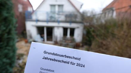 Eigentümer in Potsdam müssen sich mit Blick auf den neuen Grundsteuerbescheid noch gedulden. Die Stadt kann die Bescheide frühestens im März versenden.