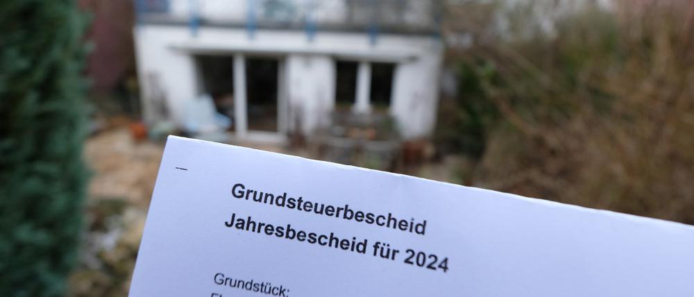 Eigentümer in Potsdam müssen sich mit Blick auf den neuen Grundsteuerbescheid noch gedulden. Die Stadt kann die Bescheide frühestens im März versenden.