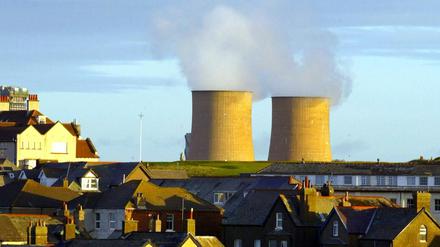 Dampf steigt aus den Kühltürmen des Kernkraftwerks Sellafield hinter dem Dorf Seascale in Nordengland auf (Symbolbild).