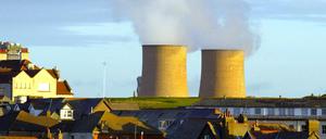 Dampf steigt aus den Kühltürmen des Kernkraftwerks Sellafield hinter dem Dorf Seascale in Nordengland auf (Symbolbild).
