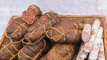 Die berühmte Wurstsorte Kulen ist eine würzige Wurst aus Schweinefleisch (Symbolbild).