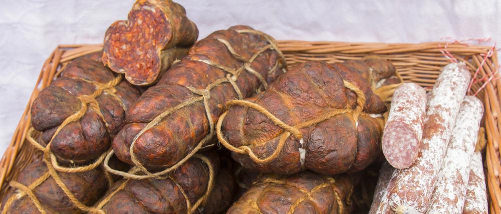 Die berühmte Wurstsorte Kulen ist eine würzige Wurst aus Schweinefleisch (Symbolbild).
